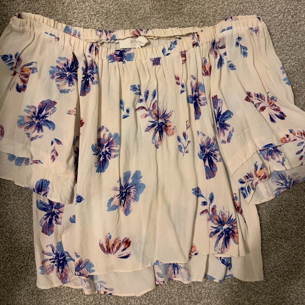 Oh the shoulder ASTR the label floral top